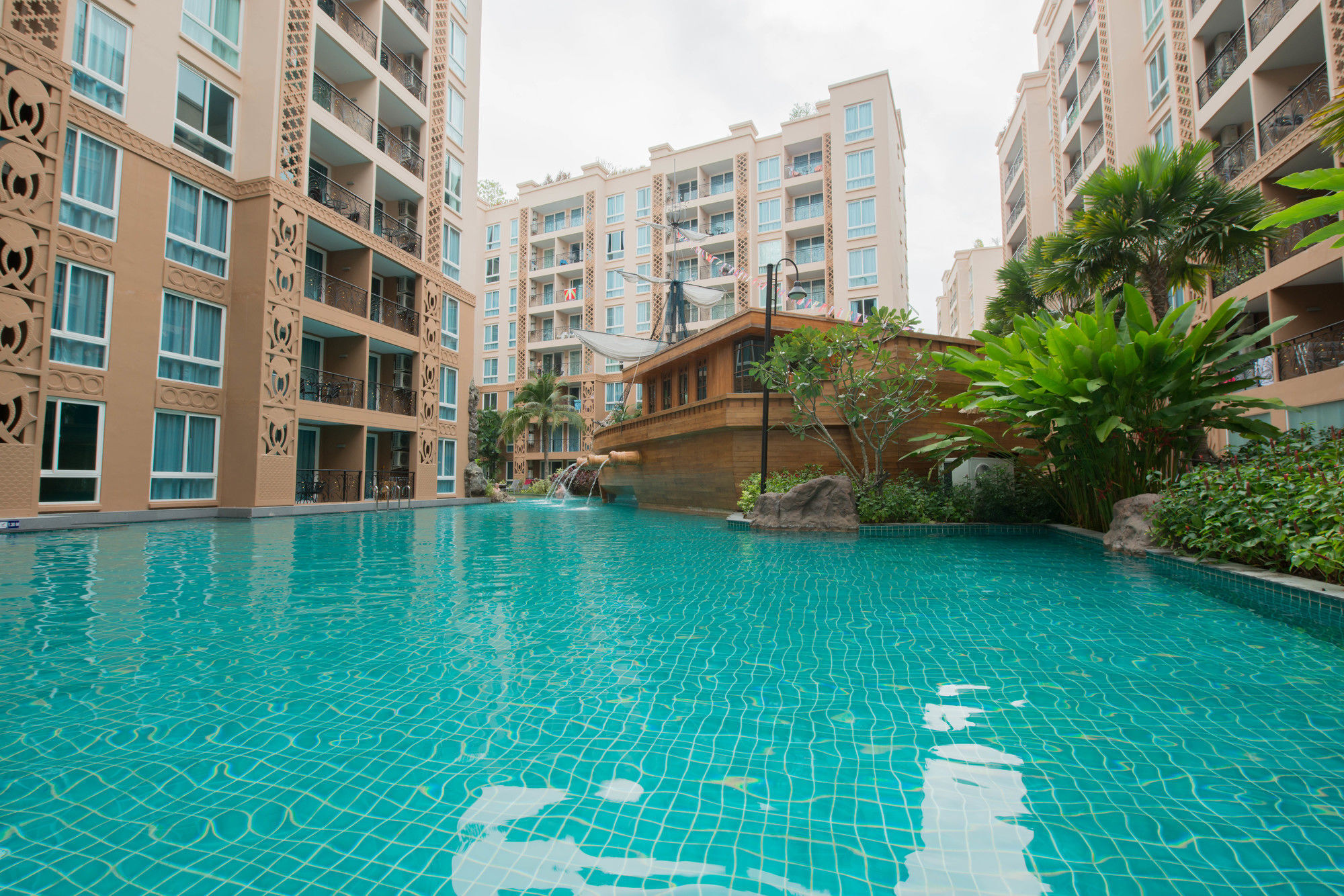 Atlantis Pattaya High Service Pantai Jomtien Bagian luar foto
