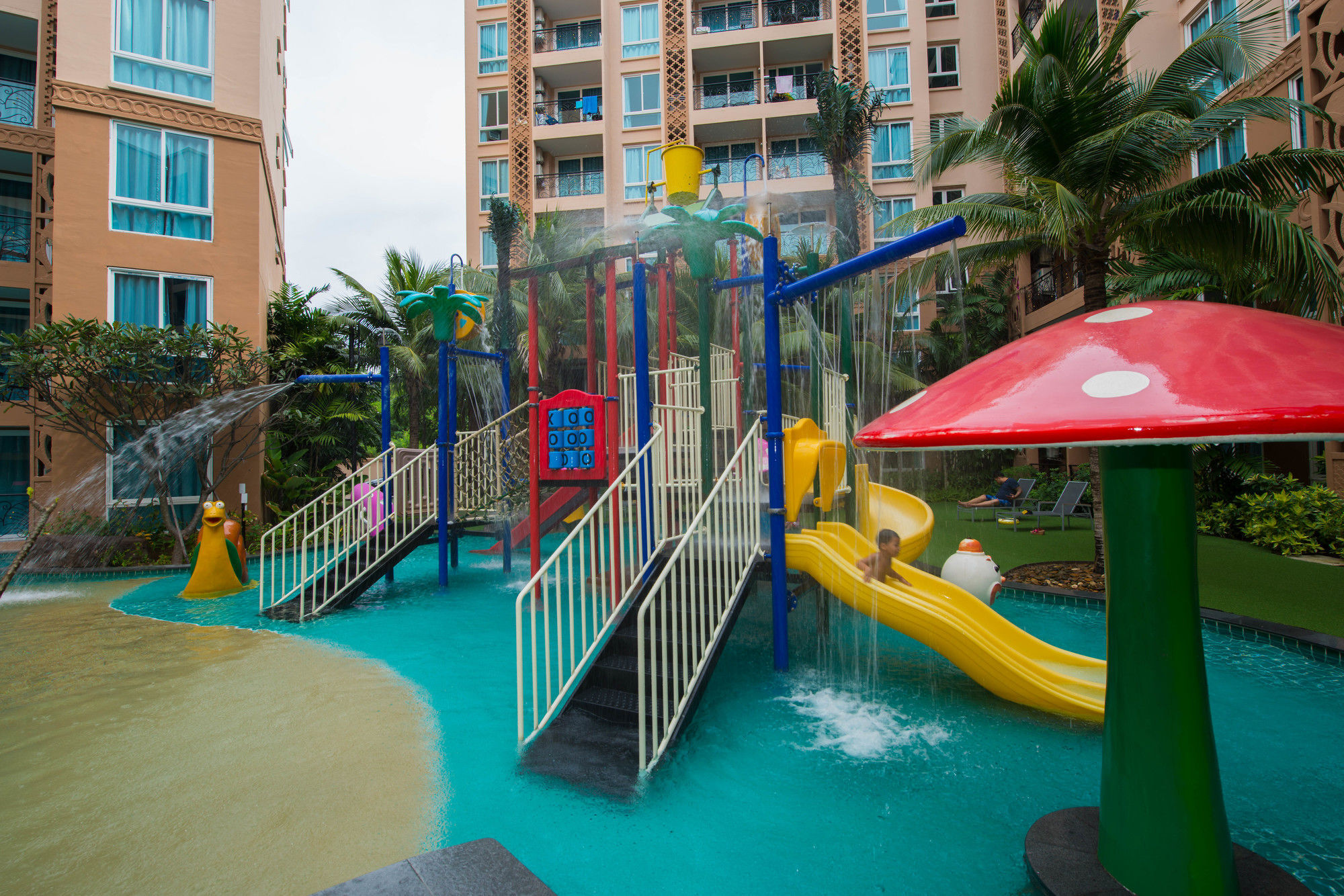 Atlantis Pattaya High Service Pantai Jomtien Bagian luar foto